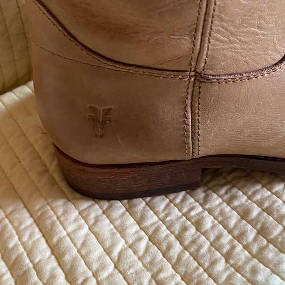 Frye Melissa Button Short leather boots in a light tan size 7 new - Picture 2 of 7